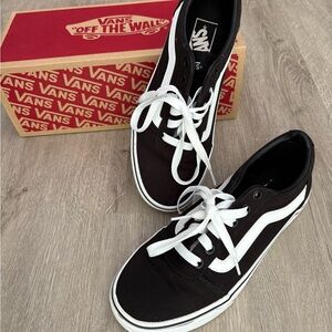 Vans Women’s Ward (Suede/Canvas)Black/White